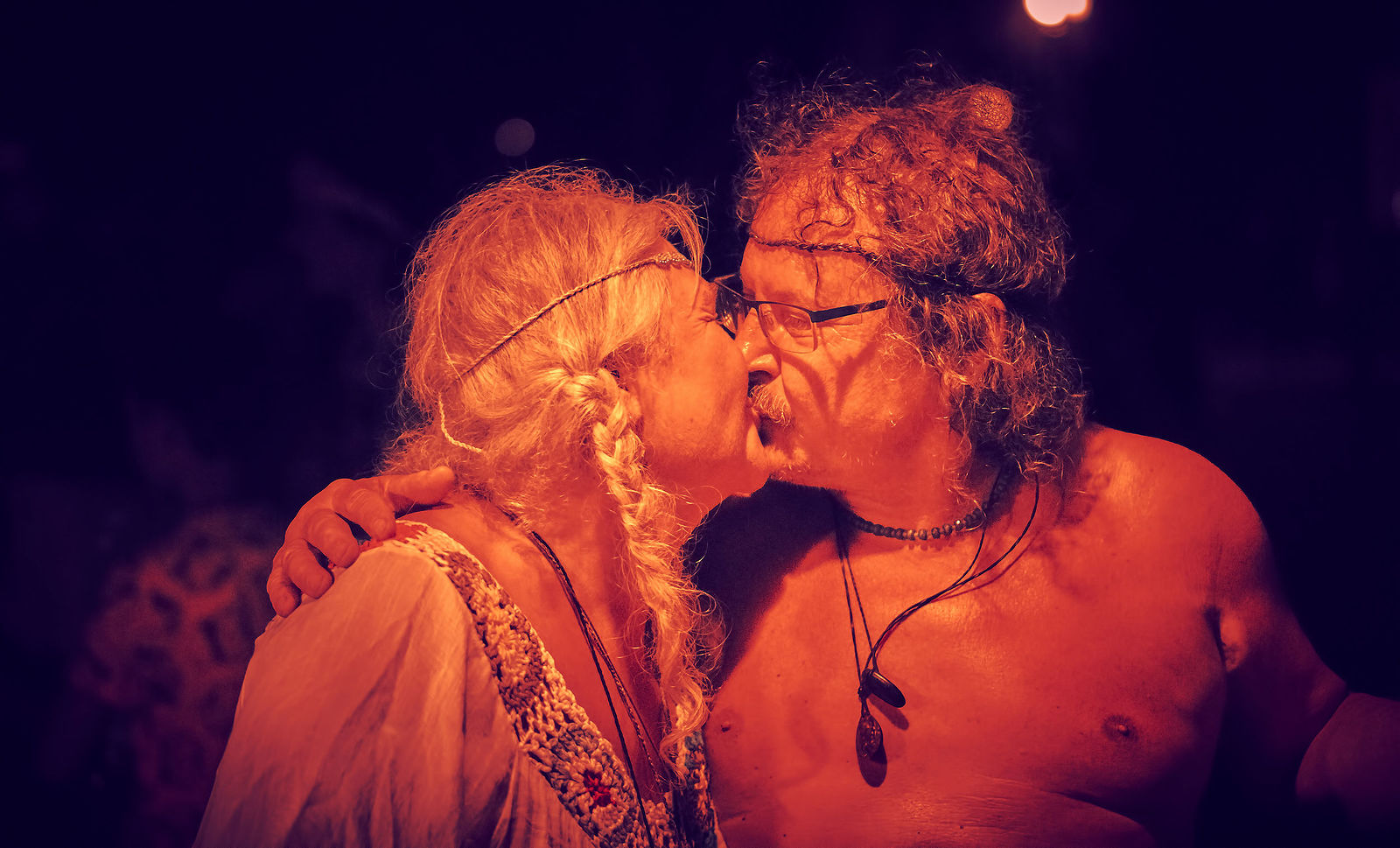 Festiwal Wibracje 3.0. Festiwal Wibracje rokrocznie przyciąga entuzjastów harmonijnego rozwoju, poszukiwaczy wiedzy i pasjonatów życia, spotykających się, by wzajemnie się inspirować i rozwijać swoje potencjały. Kilkutysięczna społeczność charakteryzująca się szczególnym poziomem świadomości rokrocznie wspólnie celebruje radosny czas pośród zieleni drzew, nad słoneczną plażą i w cieniu sosnowego lasu.