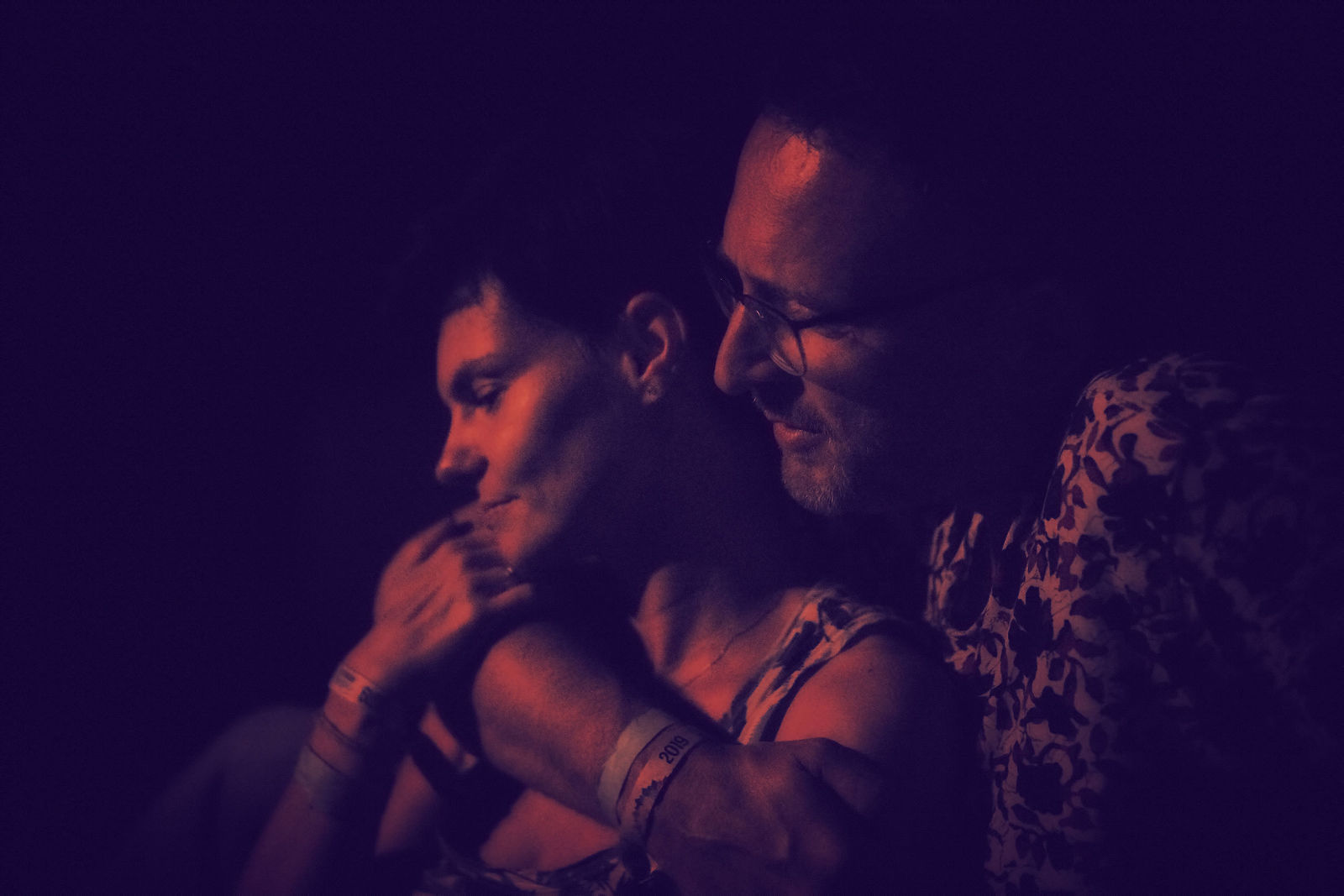 Festiwal Wibracje 3.0. Festiwal Wibracje rokrocznie przyciąga entuzjastów harmonijnego rozwoju, poszukiwaczy wiedzy i pasjonatów życia, spotykających się, by wzajemnie się inspirować i rozwijać swoje potencjały. Kilkutysięczna społeczność charakteryzująca się szczególnym poziomem świadomości rokrocznie wspólnie celebruje radosny czas pośród zieleni drzew, nad słoneczną plażą i w cieniu sosnowego lasu.