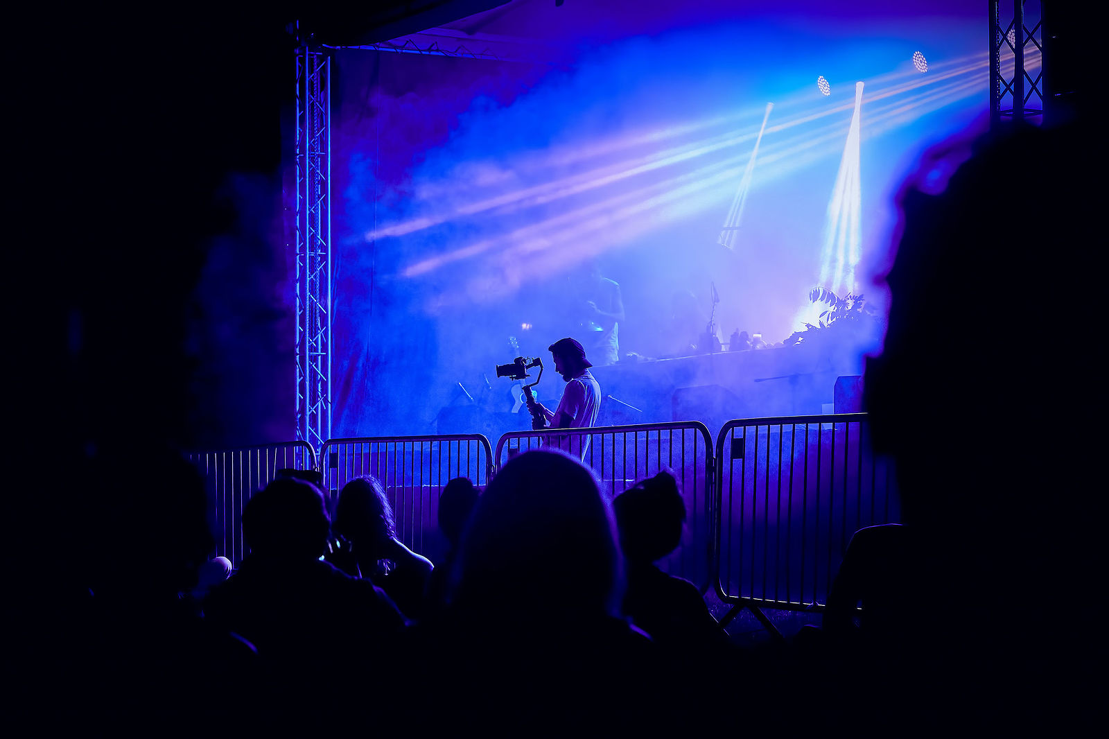 Festiwal Wibracje 3.0. Festiwal Wibracje rokrocznie przyciąga entuzjastów harmonijnego rozwoju, poszukiwaczy wiedzy i pasjonatów życia, spotykających się, by wzajemnie się inspirować i rozwijać swoje potencjały. Kilkutysięczna społeczność charakteryzująca się szczególnym poziomem świadomości rokrocznie wspólnie celebruje radosny czas pośród zieleni drzew, nad słoneczną plażą i w cieniu sosnowego lasu.