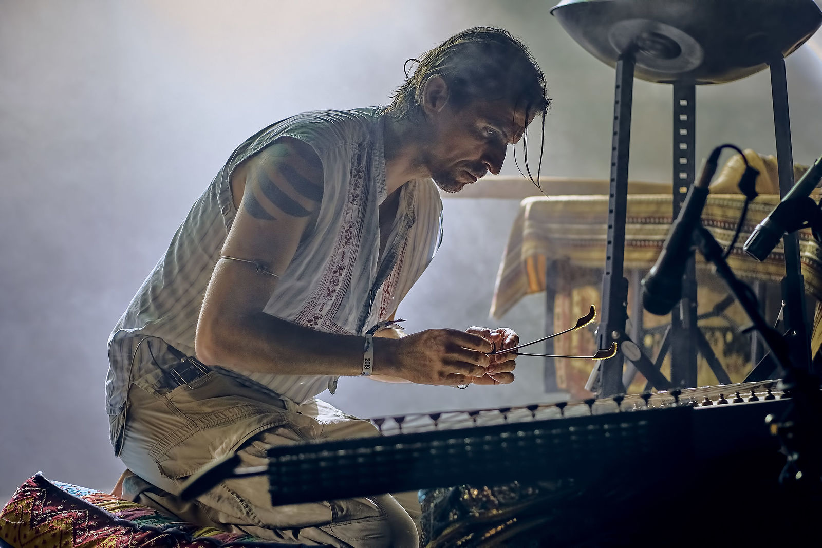 Festiwal Wibracje 3.0. Festiwal Wibracje rokrocznie przyciąga entuzjastów harmonijnego rozwoju, poszukiwaczy wiedzy i pasjonatów życia, spotykających się, by wzajemnie się inspirować i rozwijać swoje potencjały. Kilkutysięczna społeczność charakteryzująca się szczególnym poziomem świadomości rokrocznie wspólnie celebruje radosny czas pośród zieleni drzew, nad słoneczną plażą i w cieniu sosnowego lasu.