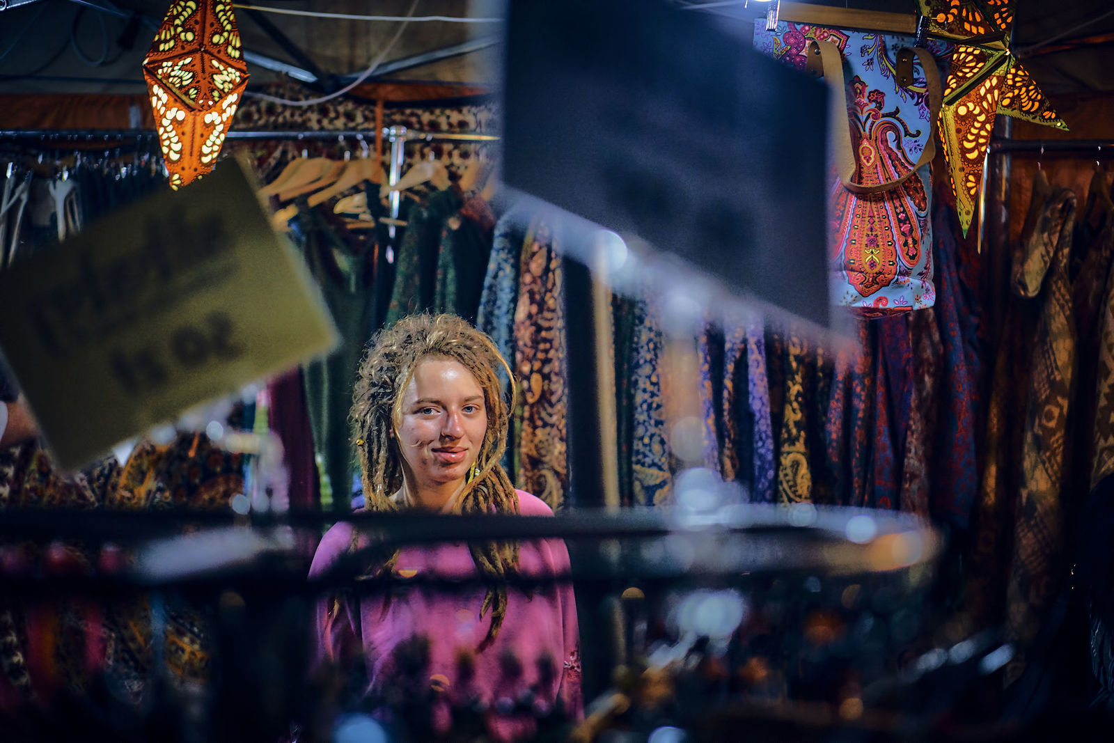 Festiwal Wibracje 3.0. Festiwal Wibracje rokrocznie przyciąga entuzjastów harmonijnego rozwoju, poszukiwaczy wiedzy i pasjonatów życia, spotykających się, by wzajemnie się inspirować i rozwijać swoje potencjały. Kilkutysięczna społeczność charakteryzująca się szczególnym poziomem świadomości rokrocznie wspólnie celebruje radosny czas pośród zieleni drzew, nad słoneczną plażą i w cieniu sosnowego lasu.