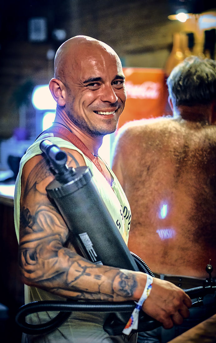 Festiwal Wibracje 3.0. Festiwal Wibracje rokrocznie przyciąga entuzjastów harmonijnego rozwoju, poszukiwaczy wiedzy i pasjonatów życia, spotykających się, by wzajemnie się inspirować i rozwijać swoje potencjały. Kilkutysięczna społeczność charakteryzująca się szczególnym poziomem świadomości rokrocznie wspólnie celebruje radosny czas pośród zieleni drzew, nad słoneczną plażą i w cieniu sosnowego lasu.