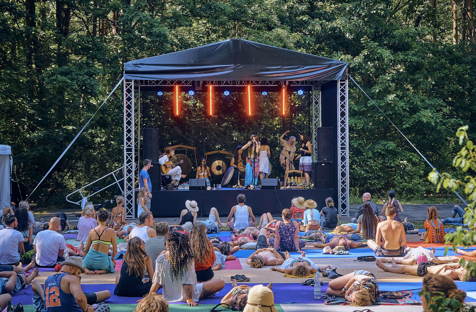 Festiwal Wibracje 3.0. Festiwal Wibracje rokrocznie przyciąga entuzjastów harmonijnego rozwoju, poszukiwaczy wiedzy i pasjonatów życia, spotykających się, by wzajemnie się inspirować i rozwijać swoje potencjały. Kilkutysięczna społeczność charakteryzująca się szczególnym poziomem świadomości rokrocznie wspólnie celebruje radosny czas pośród zieleni drzew, nad słoneczną plażą i w cieniu sosnowego lasu.