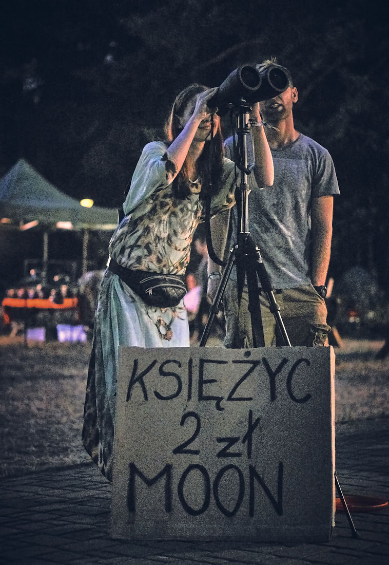 Festiwal Wibracje 3.0. Festiwal Wibracje rokrocznie przyciąga entuzjastów harmonijnego rozwoju, poszukiwaczy wiedzy i pasjonatów życia, spotykających się, by wzajemnie się inspirować i rozwijać swoje potencjały. Kilkutysięczna społeczność charakteryzująca się szczególnym poziomem świadomości rokrocznie wspólnie celebruje radosny czas pośród zieleni drzew, nad słoneczną plażą i w cieniu sosnowego lasu.