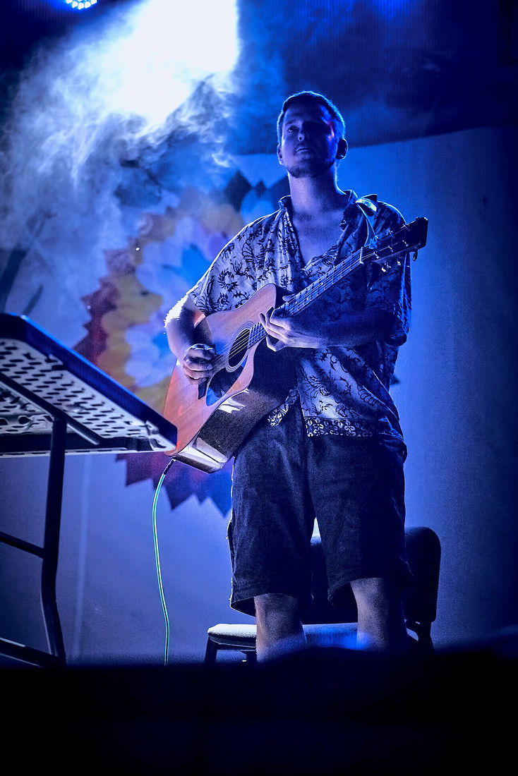 Festiwal Wibracje 3.0. Festiwal Wibracje rokrocznie przyciąga entuzjastów harmonijnego rozwoju, poszukiwaczy wiedzy i pasjonatów życia, spotykających się, by wzajemnie się inspirować i rozwijać swoje potencjały. Kilkutysięczna społeczność charakteryzująca się szczególnym poziomem świadomości rokrocznie wspólnie celebruje radosny czas pośród zieleni drzew, nad słoneczną plażą i w cieniu sosnowego lasu.