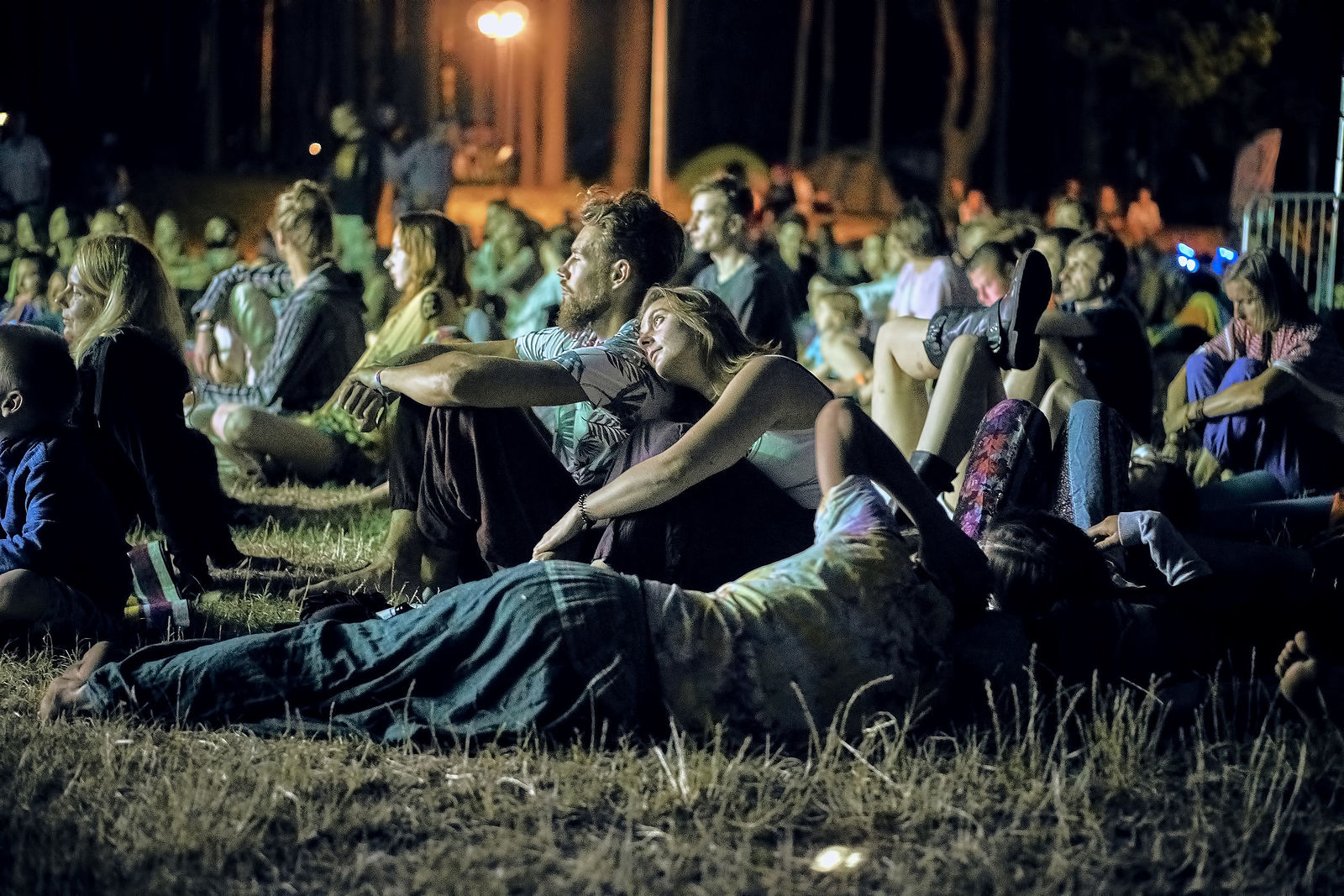 Festiwal Wibracje 3.0. Festiwal Wibracje rokrocznie przyciąga entuzjastów harmonijnego rozwoju, poszukiwaczy wiedzy i pasjonatów życia, spotykających się, by wzajemnie się inspirować i rozwijać swoje potencjały. Kilkutysięczna społeczność charakteryzująca się szczególnym poziomem świadomości rokrocznie wspólnie celebruje radosny czas pośród zieleni drzew, nad słoneczną plażą i w cieniu sosnowego lasu.