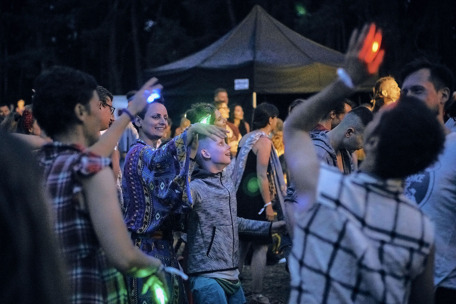 Festiwal Wibracje 3.0. Festiwal Wibracje rokrocznie przyciąga entuzjastów harmonijnego rozwoju, poszukiwaczy wiedzy i pasjonatów życia, spotykających się, by wzajemnie się inspirować i rozwijać swoje potencjały. Kilkutysięczna społeczność charakteryzująca się szczególnym poziomem świadomości rokrocznie wspólnie celebruje radosny czas pośród zieleni drzew, nad słoneczną plażą i w cieniu sosnowego lasu.