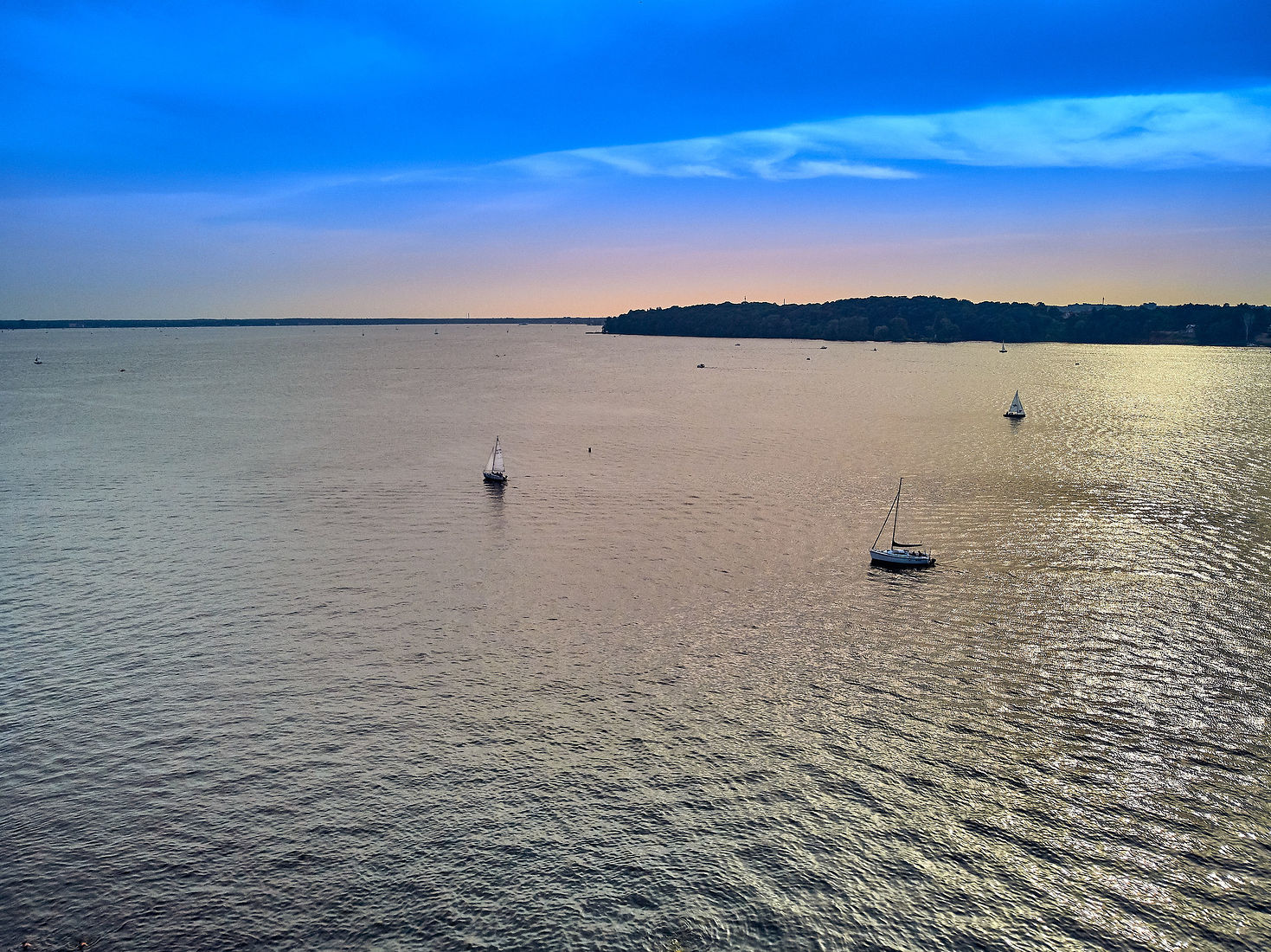 Festiwal Wibracje 3.0. Festiwal Wibracje rokrocznie przyciąga entuzjastów harmonijnego rozwoju, poszukiwaczy wiedzy i pasjonatów życia, spotykających się, by wzajemnie się inspirować i rozwijać swoje potencjały. Kilkutysięczna społeczność charakteryzująca się szczególnym poziomem świadomości rokrocznie wspólnie celebruje radosny czas pośród zieleni drzew, nad słoneczną plażą i w cieniu sosnowego lasu.