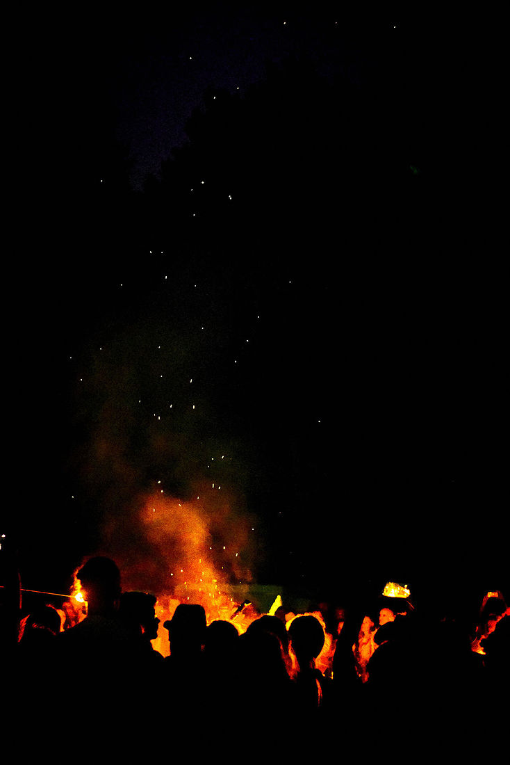 Festiwal Wibracje 3.0. Festiwal Wibracje rokrocznie przyciąga entuzjastów harmonijnego rozwoju, poszukiwaczy wiedzy i pasjonatów życia, spotykających się, by wzajemnie się inspirować i rozwijać swoje potencjały. Kilkutysięczna społeczność charakteryzująca się szczególnym poziomem świadomości rokrocznie wspólnie celebruje radosny czas pośród zieleni drzew, nad słoneczną plażą i w cieniu sosnowego lasu.