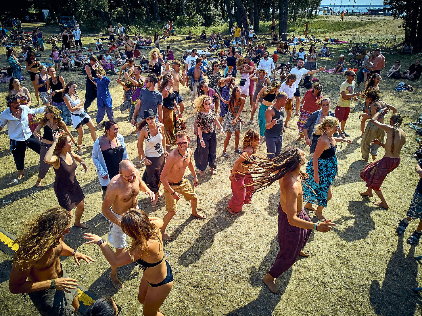 Festiwal Wibracje 3.0. Festiwal Wibracje rokrocznie przyciąga entuzjastów harmonijnego rozwoju, poszukiwaczy wiedzy i pasjonatów życia, spotykających się, by wzajemnie się inspirować i rozwijać swoje potencjały. Kilkutysięczna społeczność charakteryzująca się szczególnym poziomem świadomości rokrocznie wspólnie celebruje radosny czas pośród zieleni drzew, nad słoneczną plażą i w cieniu sosnowego lasu.