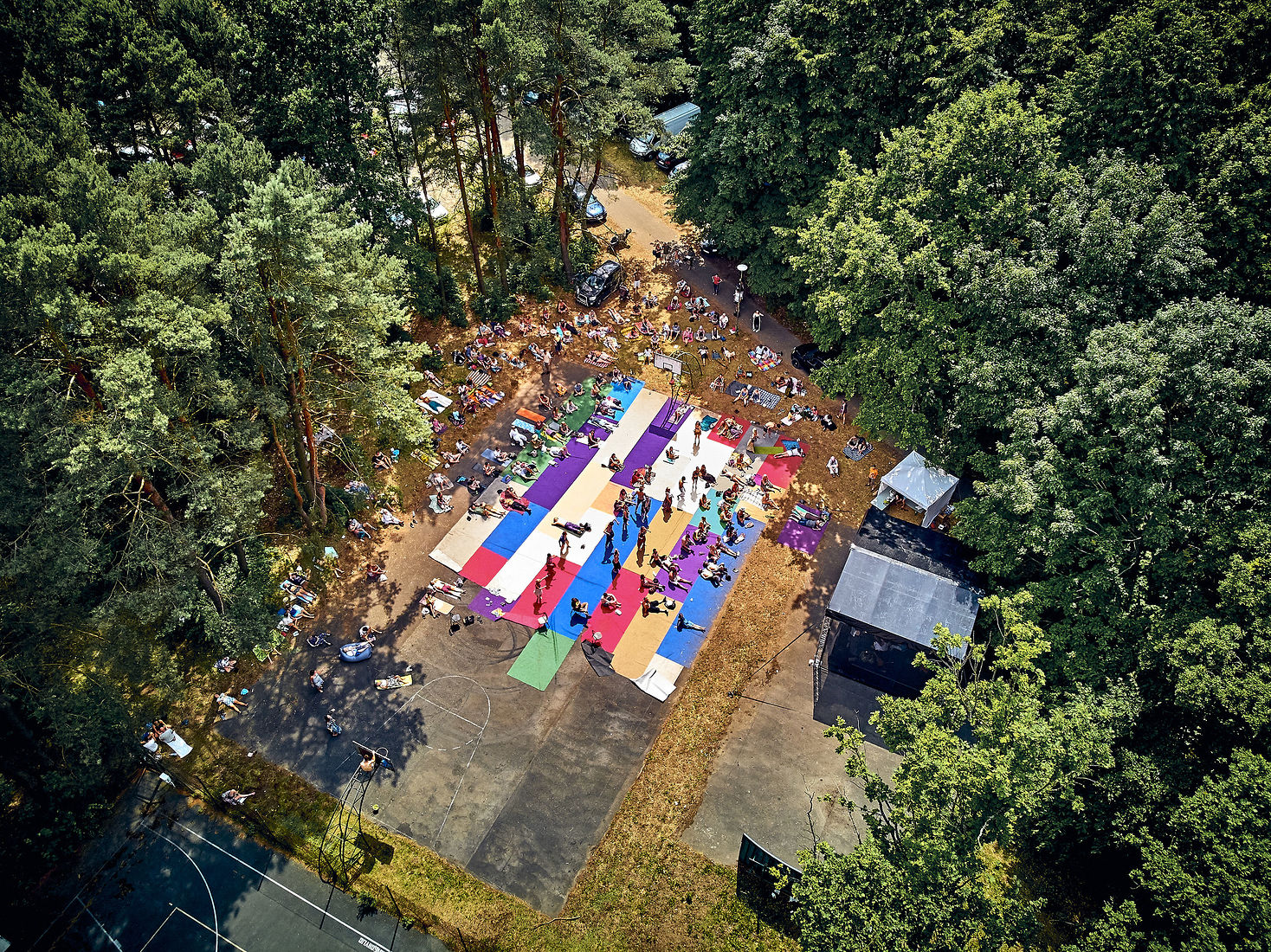 Festiwal Wibracje 3.0. Festiwal Wibracje rokrocznie przyciąga entuzjastów harmonijnego rozwoju, poszukiwaczy wiedzy i pasjonatów życia, spotykających się, by wzajemnie się inspirować i rozwijać swoje potencjały. Kilkutysięczna społeczność charakteryzująca się szczególnym poziomem świadomości rokrocznie wspólnie celebruje radosny czas pośród zieleni drzew, nad słoneczną plażą i w cieniu sosnowego lasu.