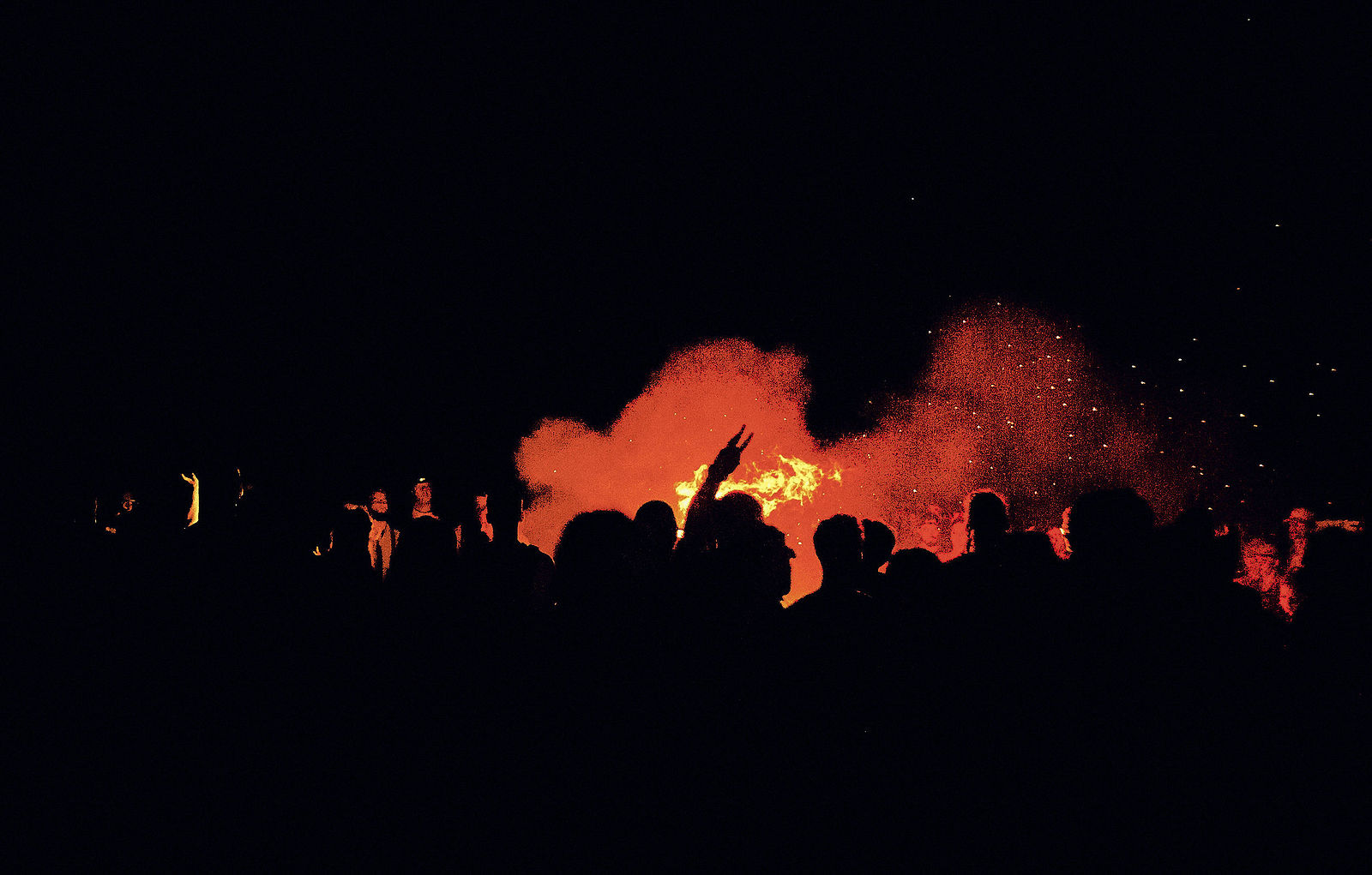 Festiwal Wibracje 3.0. Festiwal Wibracje rokrocznie przyciąga entuzjastów harmonijnego rozwoju, poszukiwaczy wiedzy i pasjonatów życia, spotykających się, by wzajemnie się inspirować i rozwijać swoje potencjały. Kilkutysięczna społeczność charakteryzująca się szczególnym poziomem świadomości rokrocznie wspólnie celebruje radosny czas pośród zieleni drzew, nad słoneczną plażą i w cieniu sosnowego lasu.