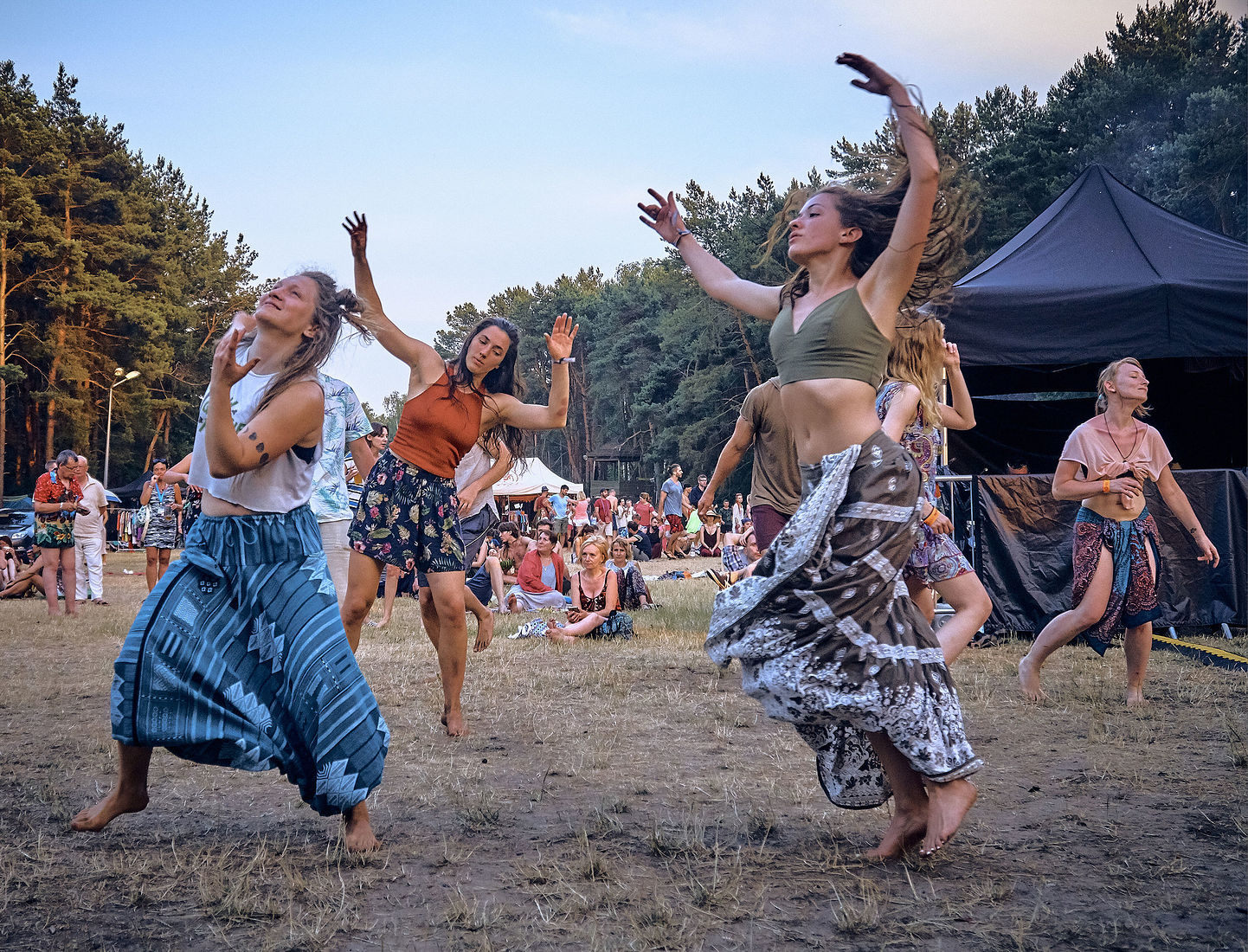 Festiwal Wibracje 3.0. Festiwal Wibracje rokrocznie przyciąga entuzjastów harmonijnego rozwoju, poszukiwaczy wiedzy i pasjonatów życia, spotykających się, by wzajemnie się inspirować i rozwijać swoje potencjały. Kilkutysięczna społeczność charakteryzująca się szczególnym poziomem świadomości rokrocznie wspólnie celebruje radosny czas pośród zieleni drzew, nad słoneczną plażą i w cieniu sosnowego lasu.