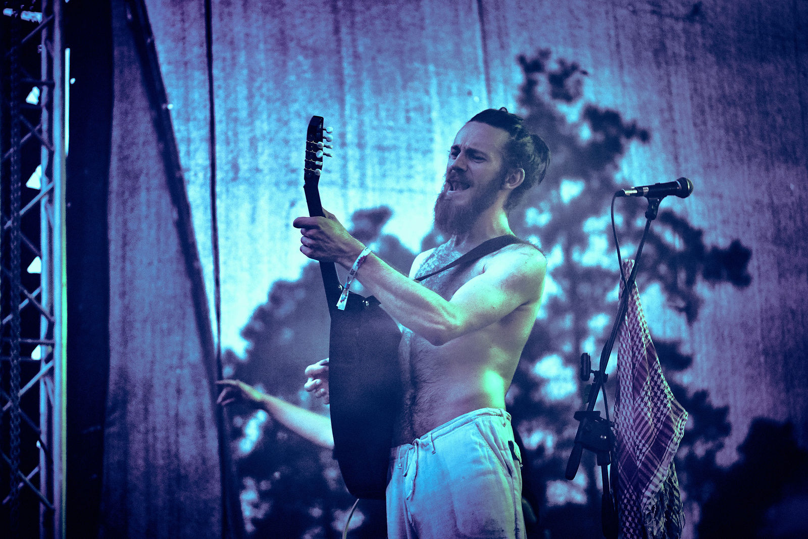 Festiwal Wibracje 3.0. Festiwal Wibracje rokrocznie przyciąga entuzjastów harmonijnego rozwoju, poszukiwaczy wiedzy i pasjonatów życia, spotykających się, by wzajemnie się inspirować i rozwijać swoje potencjały. Kilkutysięczna społeczność charakteryzująca się szczególnym poziomem świadomości rokrocznie wspólnie celebruje radosny czas pośród zieleni drzew, nad słoneczną plażą i w cieniu sosnowego lasu.