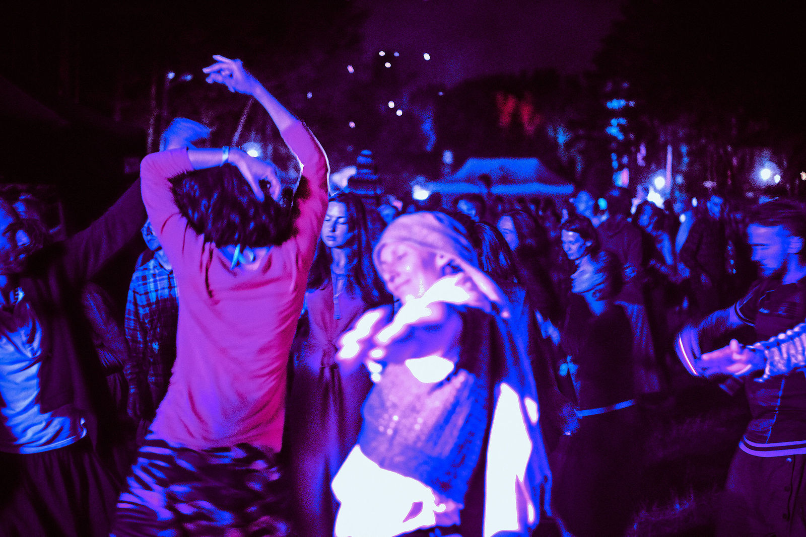 Festiwal Wibracje 3.0. Festiwal Wibracje rokrocznie przyciąga entuzjastów harmonijnego rozwoju, poszukiwaczy wiedzy i pasjonatów życia, spotykających się, by wzajemnie się inspirować i rozwijać swoje potencjały. Kilkutysięczna społeczność charakteryzująca się szczególnym poziomem świadomości rokrocznie wspólnie celebruje radosny czas pośród zieleni drzew, nad słoneczną plażą i w cieniu sosnowego lasu.