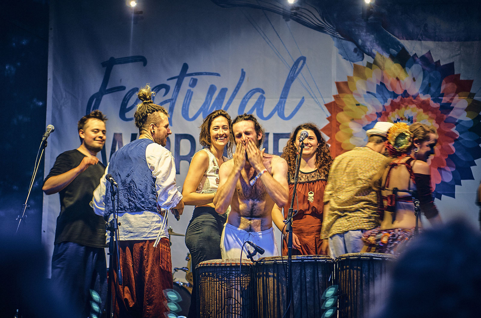 Festiwal Wibracje 3.0. Festiwal Wibracje rokrocznie przyciąga entuzjastów harmonijnego rozwoju, poszukiwaczy wiedzy i pasjonatów życia, spotykających się, by wzajemnie się inspirować i rozwijać swoje potencjały. Kilkutysięczna społeczność charakteryzująca się szczególnym poziomem świadomości rokrocznie wspólnie celebruje radosny czas pośród zieleni drzew, nad słoneczną plażą i w cieniu sosnowego lasu.