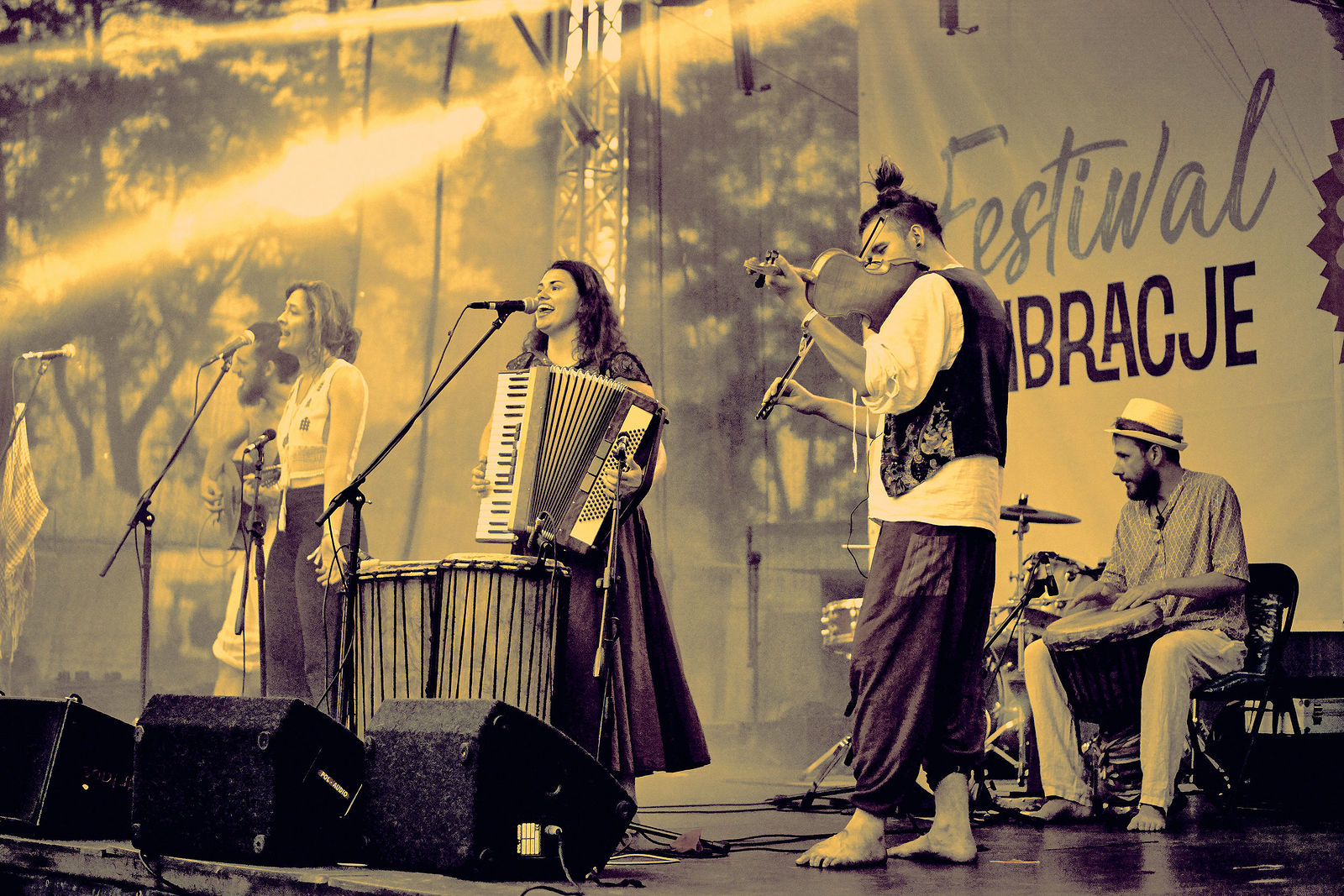 Festiwal Wibracje 3.0. Festiwal Wibracje rokrocznie przyciąga entuzjastów harmonijnego rozwoju, poszukiwaczy wiedzy i pasjonatów życia, spotykających się, by wzajemnie się inspirować i rozwijać swoje potencjały. Kilkutysięczna społeczność charakteryzująca się szczególnym poziomem świadomości rokrocznie wspólnie celebruje radosny czas pośród zieleni drzew, nad słoneczną plażą i w cieniu sosnowego lasu.