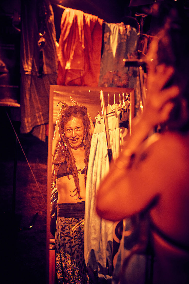 Festiwal Wibracje 3.0. Festiwal Wibracje rokrocznie przyciąga entuzjastów harmonijnego rozwoju, poszukiwaczy wiedzy i pasjonatów życia, spotykających się, by wzajemnie się inspirować i rozwijać swoje potencjały. Kilkutysięczna społeczność charakteryzująca się szczególnym poziomem świadomości rokrocznie wspólnie celebruje radosny czas pośród zieleni drzew, nad słoneczną plażą i w cieniu sosnowego lasu.