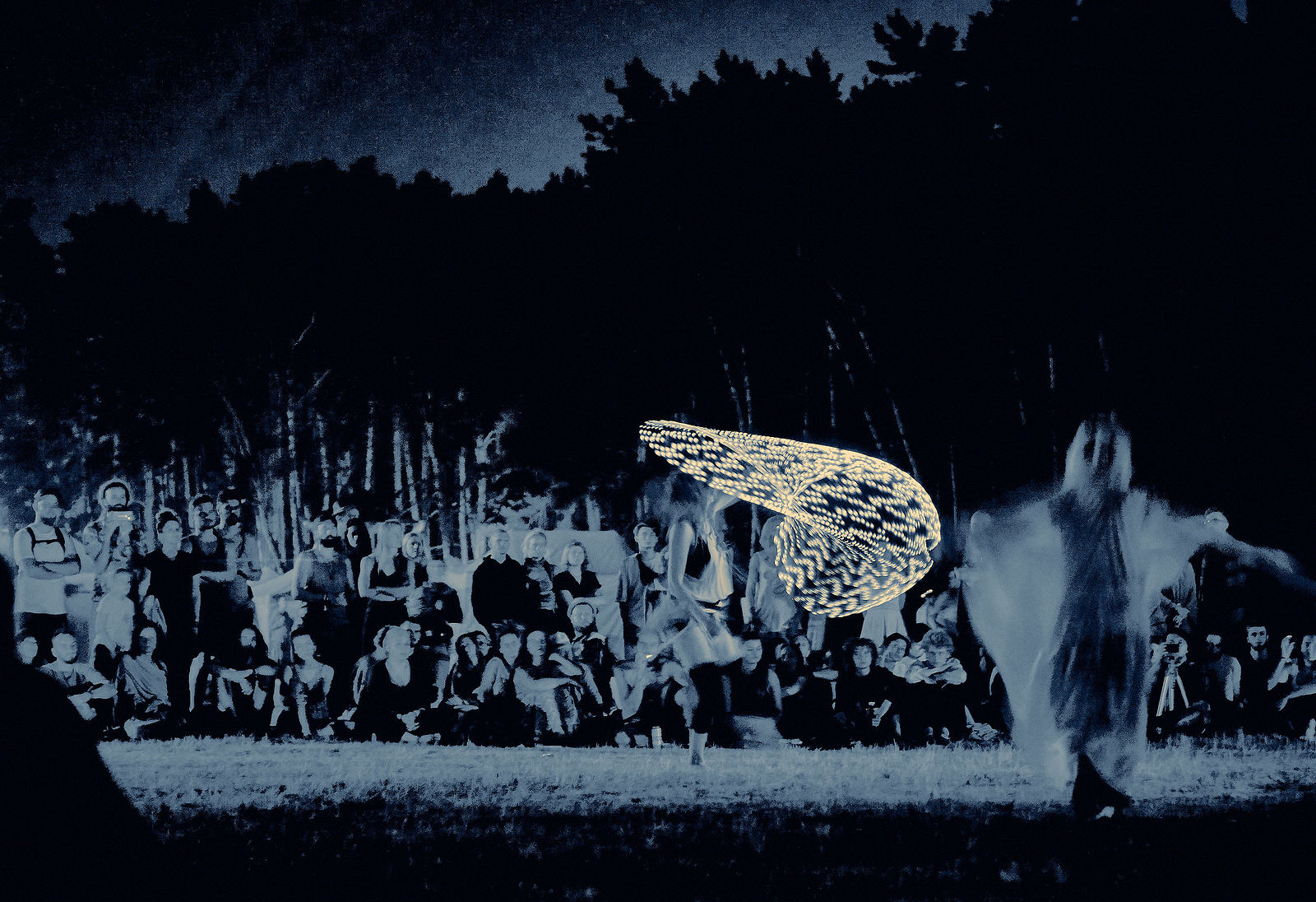 Festiwal Wibracje 3.0. Festiwal Wibracje rokrocznie przyciąga entuzjastów harmonijnego rozwoju, poszukiwaczy wiedzy i pasjonatów życia, spotykających się, by wzajemnie się inspirować i rozwijać swoje potencjały. Kilkutysięczna społeczność charakteryzująca się szczególnym poziomem świadomości rokrocznie wspólnie celebruje radosny czas pośród zieleni drzew, nad słoneczną plażą i w cieniu sosnowego lasu.