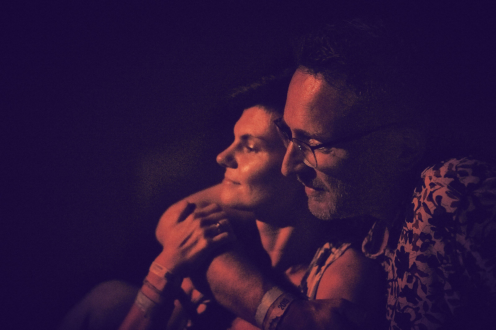 Festiwal Wibracje 3.0. Festiwal Wibracje rokrocznie przyciąga entuzjastów harmonijnego rozwoju, poszukiwaczy wiedzy i pasjonatów życia, spotykających się, by wzajemnie się inspirować i rozwijać swoje potencjały. Kilkutysięczna społeczność charakteryzująca się szczególnym poziomem świadomości rokrocznie wspólnie celebruje radosny czas pośród zieleni drzew, nad słoneczną plażą i w cieniu sosnowego lasu.