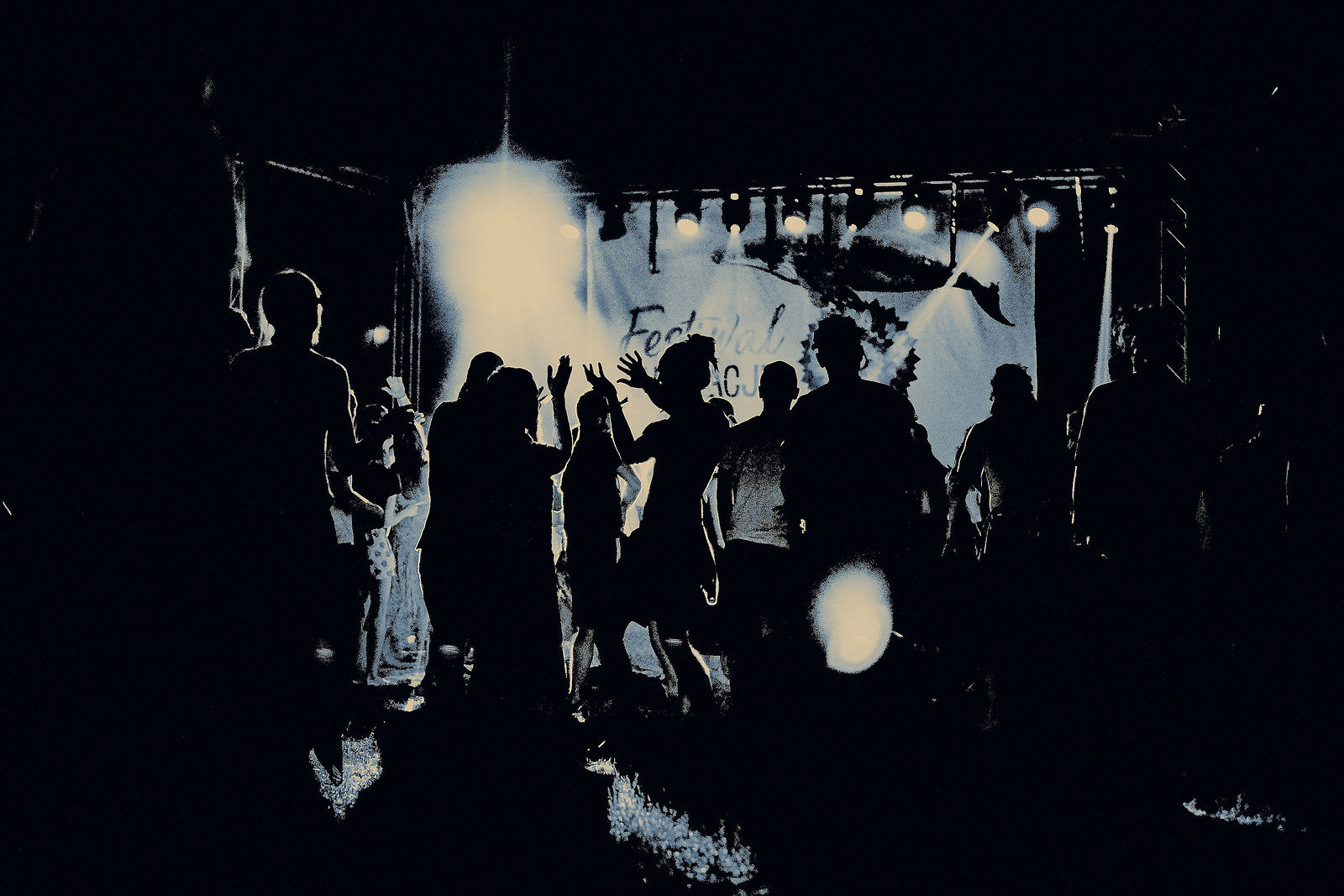 Festiwal Wibracje 3.0. Festiwal Wibracje rokrocznie przyciąga entuzjastów harmonijnego rozwoju, poszukiwaczy wiedzy i pasjonatów życia, spotykających się, by wzajemnie się inspirować i rozwijać swoje potencjały. Kilkutysięczna społeczność charakteryzująca się szczególnym poziomem świadomości rokrocznie wspólnie celebruje radosny czas pośród zieleni drzew, nad słoneczną plażą i w cieniu sosnowego lasu.