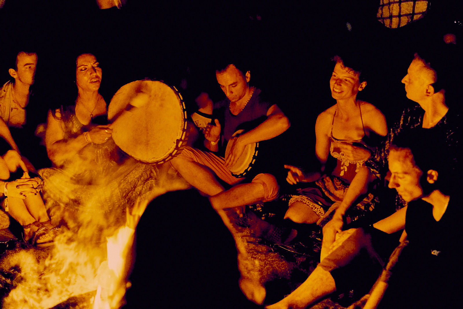 Festiwal Wibracje 3.0. Festiwal Wibracje rokrocznie przyciąga entuzjastów harmonijnego rozwoju, poszukiwaczy wiedzy i pasjonatów życia, spotykających się, by wzajemnie się inspirować i rozwijać swoje potencjały. Kilkutysięczna społeczność charakteryzująca się szczególnym poziomem świadomości rokrocznie wspólnie celebruje radosny czas pośród zieleni drzew, nad słoneczną plażą i w cieniu sosnowego lasu.