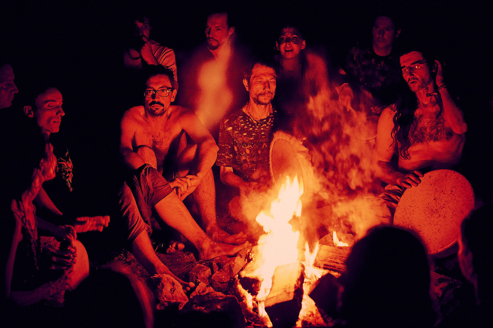 Festiwal Wibracje 3.0. Festiwal Wibracje rokrocznie przyciąga entuzjastów harmonijnego rozwoju, poszukiwaczy wiedzy i pasjonatów życia, spotykających się, by wzajemnie się inspirować i rozwijać swoje potencjały. Kilkutysięczna społeczność charakteryzująca się szczególnym poziomem świadomości rokrocznie wspólnie celebruje radosny czas pośród zieleni drzew, nad słoneczną plażą i w cieniu sosnowego lasu.