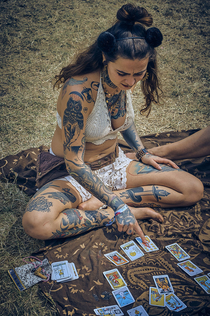 Festiwal Wibracje 3.0. Festiwal Wibracje rokrocznie przyciąga entuzjastów harmonijnego rozwoju, poszukiwaczy wiedzy i pasjonatów życia, spotykających się, by wzajemnie się inspirować i rozwijać swoje potencjały. Kilkutysięczna społeczność charakteryzująca się szczególnym poziomem świadomości rokrocznie wspólnie celebruje radosny czas pośród zieleni drzew, nad słoneczną plażą i w cieniu sosnowego lasu.