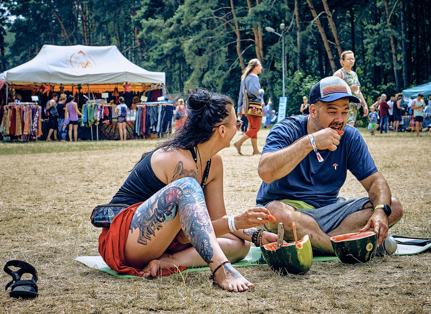 Festiwal Wibracje 3.0. Festiwal Wibracje rokrocznie przyciąga entuzjastów harmonijnego rozwoju, poszukiwaczy wiedzy i pasjonatów życia, spotykających się, by wzajemnie się inspirować i rozwijać swoje potencjały. Kilkutysięczna społeczność charakteryzująca się szczególnym poziomem świadomości rokrocznie wspólnie celebruje radosny czas pośród zieleni drzew, nad słoneczną plażą i w cieniu sosnowego lasu.