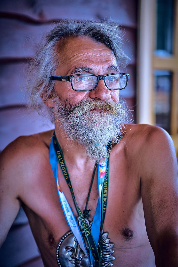 Festiwal Wibracje 3.0. Festiwal Wibracje rokrocznie przyciąga entuzjastów harmonijnego rozwoju, poszukiwaczy wiedzy i pasjonatów życia, spotykających się, by wzajemnie się inspirować i rozwijać swoje potencjały. Kilkutysięczna społeczność charakteryzująca się szczególnym poziomem świadomości rokrocznie wspólnie celebruje radosny czas pośród zieleni drzew, nad słoneczną plażą i w cieniu sosnowego lasu.