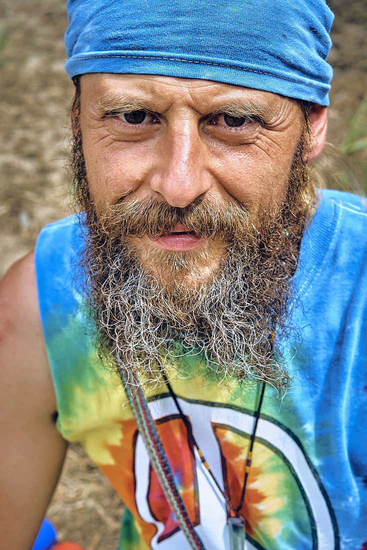 Festiwal Wibracje 3.0. Festiwal Wibracje rokrocznie przyciąga entuzjastów harmonijnego rozwoju, poszukiwaczy wiedzy i pasjonatów życia, spotykających się, by wzajemnie się inspirować i rozwijać swoje potencjały. Kilkutysięczna społeczność charakteryzująca się szczególnym poziomem świadomości rokrocznie wspólnie celebruje radosny czas pośród zieleni drzew, nad słoneczną plażą i w cieniu sosnowego lasu.