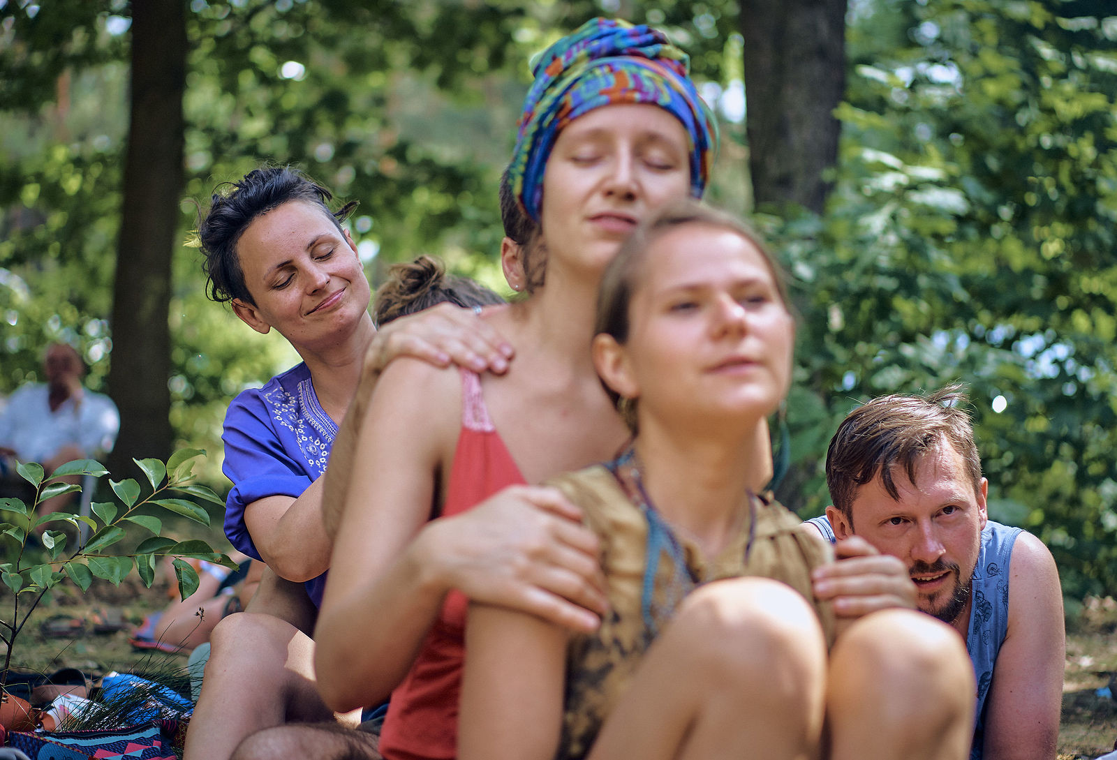 Festiwal Wibracje 3.0. Festiwal Wibracje rokrocznie przyciąga entuzjastów harmonijnego rozwoju, poszukiwaczy wiedzy i pasjonatów życia, spotykających się, by wzajemnie się inspirować i rozwijać swoje potencjały. Kilkutysięczna społeczność charakteryzująca się szczególnym poziomem świadomości rokrocznie wspólnie celebruje radosny czas pośród zieleni drzew, nad słoneczną plażą i w cieniu sosnowego lasu.