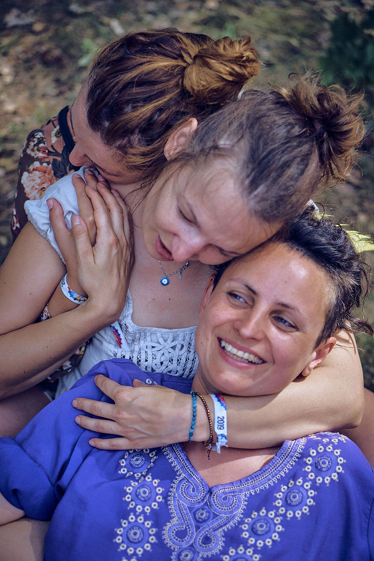 Festiwal Wibracje 3.0. Festiwal Wibracje rokrocznie przyciąga entuzjastów harmonijnego rozwoju, poszukiwaczy wiedzy i pasjonatów życia, spotykających się, by wzajemnie się inspirować i rozwijać swoje potencjały. Kilkutysięczna społeczność charakteryzująca się szczególnym poziomem świadomości rokrocznie wspólnie celebruje radosny czas pośród zieleni drzew, nad słoneczną plażą i w cieniu sosnowego lasu.