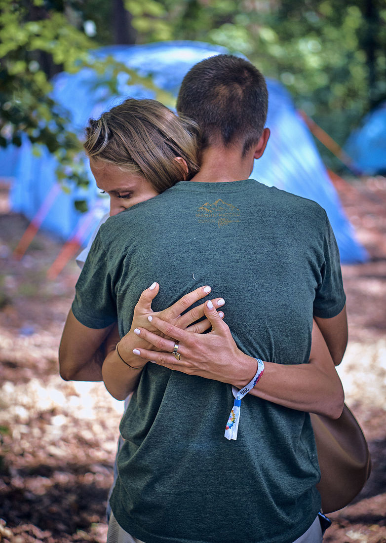 Festiwal Wibracje 3.0. Festiwal Wibracje rokrocznie przyciąga entuzjastów harmonijnego rozwoju, poszukiwaczy wiedzy i pasjonatów życia, spotykających się, by wzajemnie się inspirować i rozwijać swoje potencjały. Kilkutysięczna społeczność charakteryzująca się szczególnym poziomem świadomości rokrocznie wspólnie celebruje radosny czas pośród zieleni drzew, nad słoneczną plażą i w cieniu sosnowego lasu.