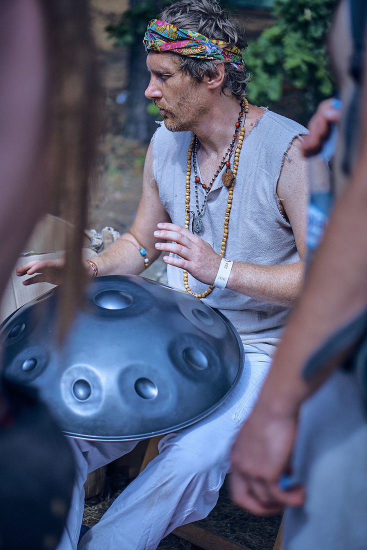 Festiwal Wibracje 3.0. Festiwal Wibracje rokrocznie przyciąga entuzjastów harmonijnego rozwoju, poszukiwaczy wiedzy i pasjonatów życia, spotykających się, by wzajemnie się inspirować i rozwijać swoje potencjały. Kilkutysięczna społeczność charakteryzująca się szczególnym poziomem świadomości rokrocznie wspólnie celebruje radosny czas pośród zieleni drzew, nad słoneczną plażą i w cieniu sosnowego lasu.