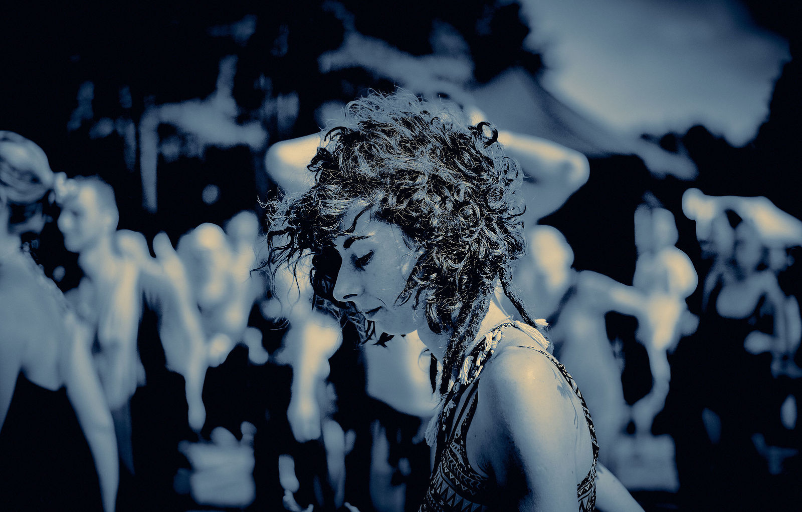 Festiwal Wibracje 3.0. Festiwal Wibracje rokrocznie przyciąga entuzjastów harmonijnego rozwoju, poszukiwaczy wiedzy i pasjonatów życia, spotykających się, by wzajemnie się inspirować i rozwijać swoje potencjały. Kilkutysięczna społeczność charakteryzująca się szczególnym poziomem świadomości rokrocznie wspólnie celebruje radosny czas pośród zieleni drzew, nad słoneczną plażą i w cieniu sosnowego lasu.