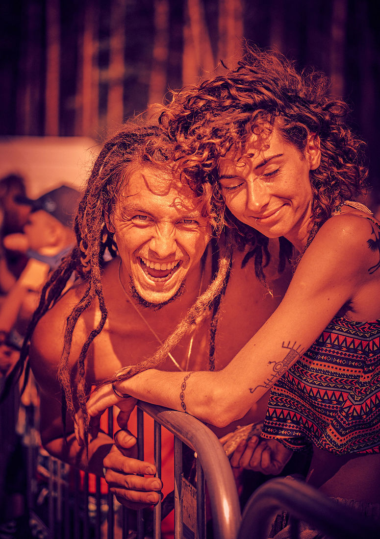 Festiwal Wibracje 3.0. Festiwal Wibracje rokrocznie przyciąga entuzjastów harmonijnego rozwoju, poszukiwaczy wiedzy i pasjonatów życia, spotykających się, by wzajemnie się inspirować i rozwijać swoje potencjały. Kilkutysięczna społeczność charakteryzująca się szczególnym poziomem świadomości rokrocznie wspólnie celebruje radosny czas pośród zieleni drzew, nad słoneczną plażą i w cieniu sosnowego lasu.