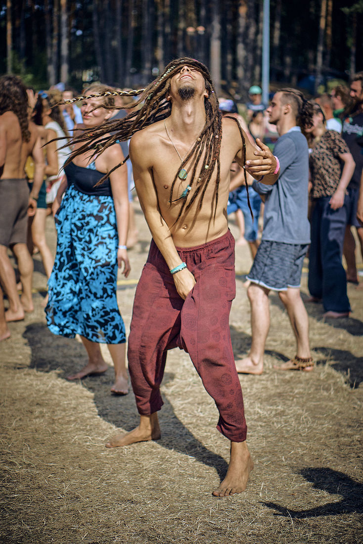 Festiwal Wibracje 3.0. Festiwal Wibracje rokrocznie przyciąga entuzjastów harmonijnego rozwoju, poszukiwaczy wiedzy i pasjonatów życia, spotykających się, by wzajemnie się inspirować i rozwijać swoje potencjały. Kilkutysięczna społeczność charakteryzująca się szczególnym poziomem świadomości rokrocznie wspólnie celebruje radosny czas pośród zieleni drzew, nad słoneczną plażą i w cieniu sosnowego lasu.